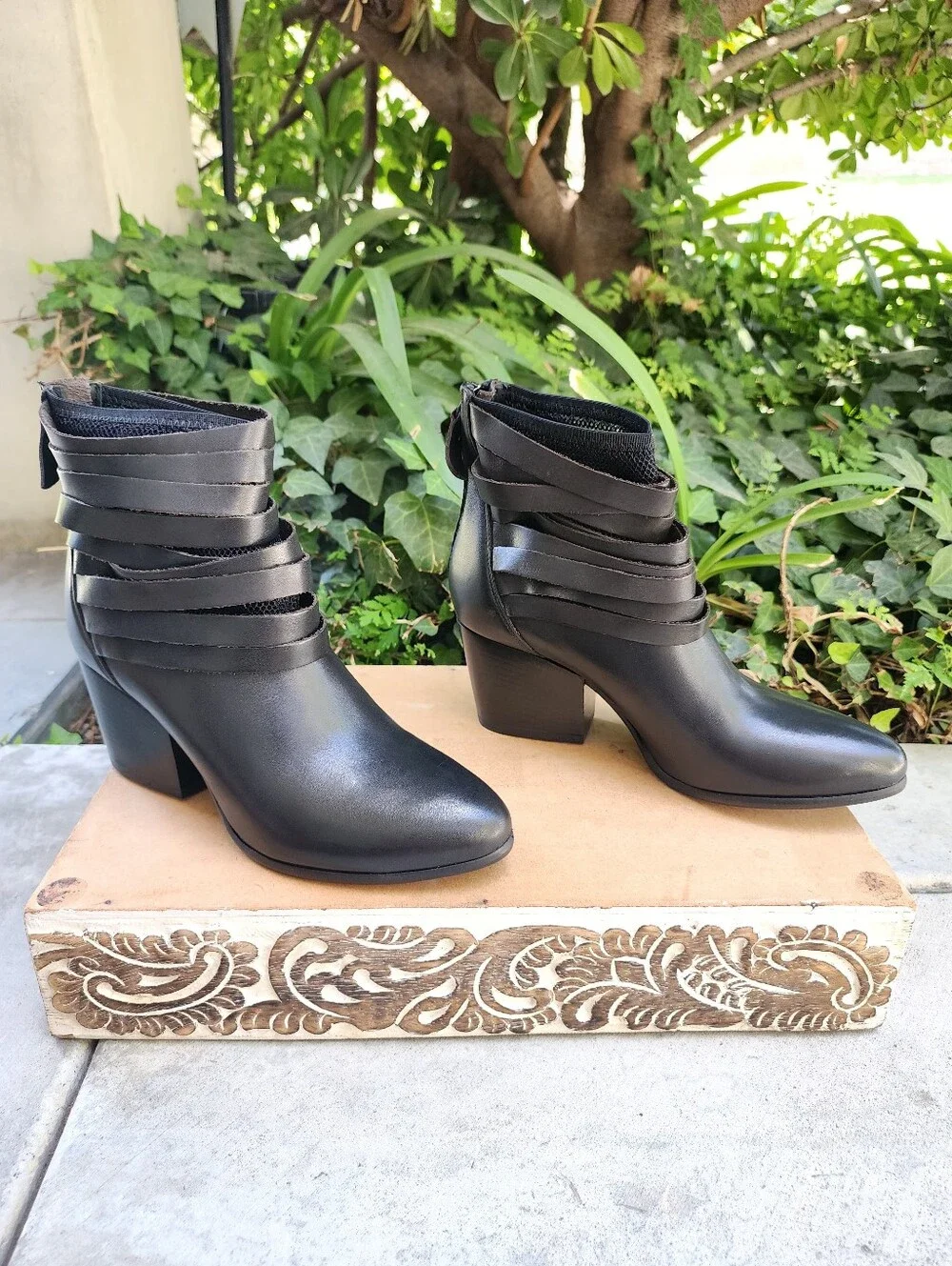 Chic Andre Assous Black Leather Strappy Ankle Boots